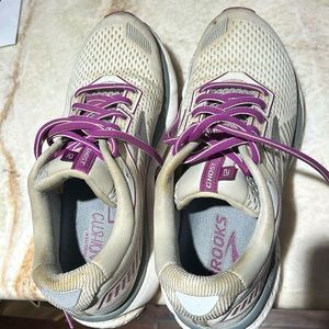 Brooks women’s running shoes
